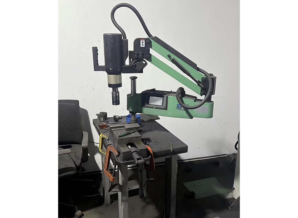 萬(wàn)向搖臂電動(dòng)伺服攻絲機(jī)